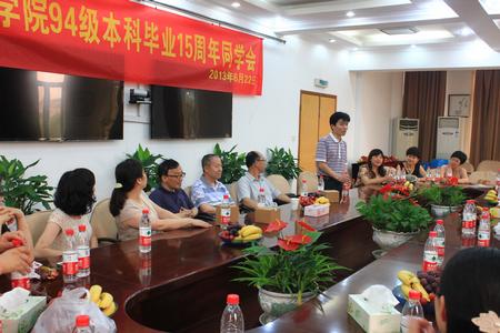 永乐视频
副院长潘春雷向94级校友介绍学校学院发展情况