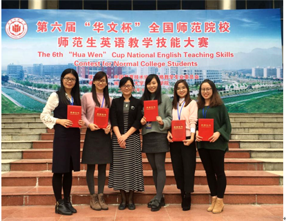 参赛选手与指导老师方红（左三）合影