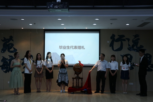 毕业生代表赠礼 毕业生代表赠礼