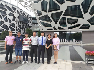 杭师大老师和志愿者合影