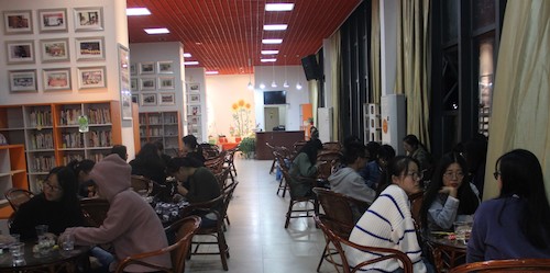 同学们激烈的讨论 同学们激烈的讨论