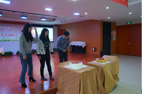 新进教师切蛋糕