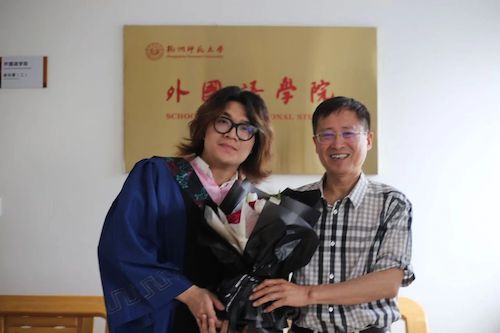 图三殷企平老师与学生合影