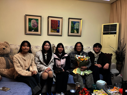 图四李佩仑老师与学生合影