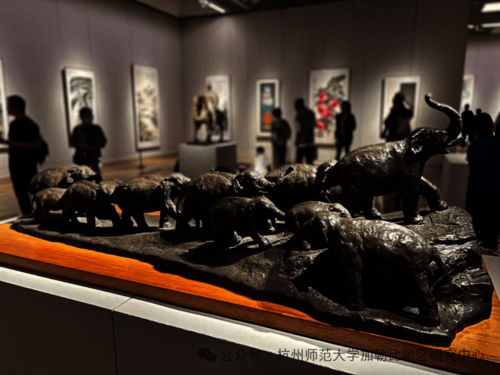 图六 袁熙坤先生创作的雕塑“生物的长城脊”