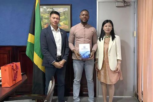 图七 加勒比研究中心主任周敏教授访问加勒比地区，并开展人文交流活动